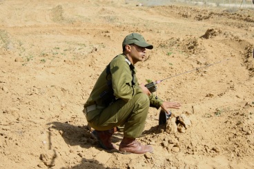 Un soldat près de la frontière égyptienne